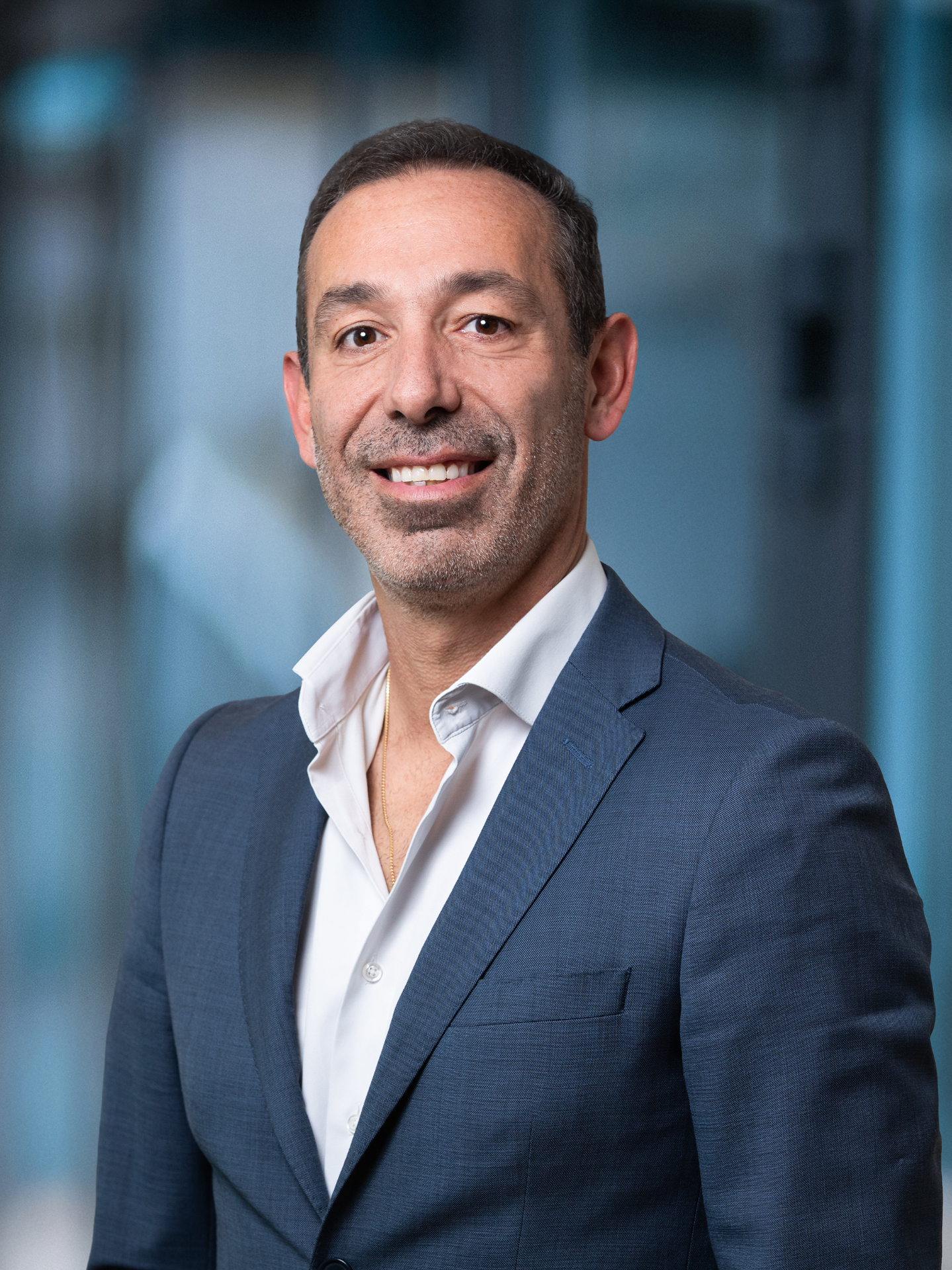 Expert financier suisse souriant en costume