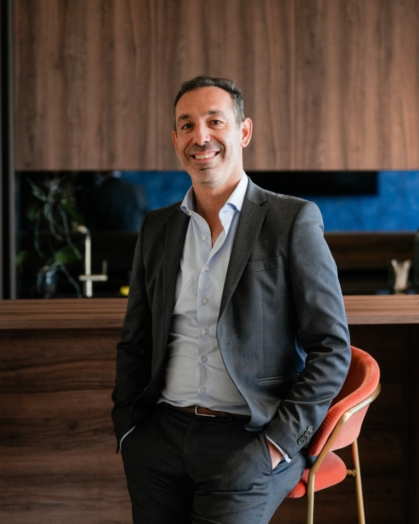 Giovanni Singarella, conseiller financier en costume, portrait professionnel